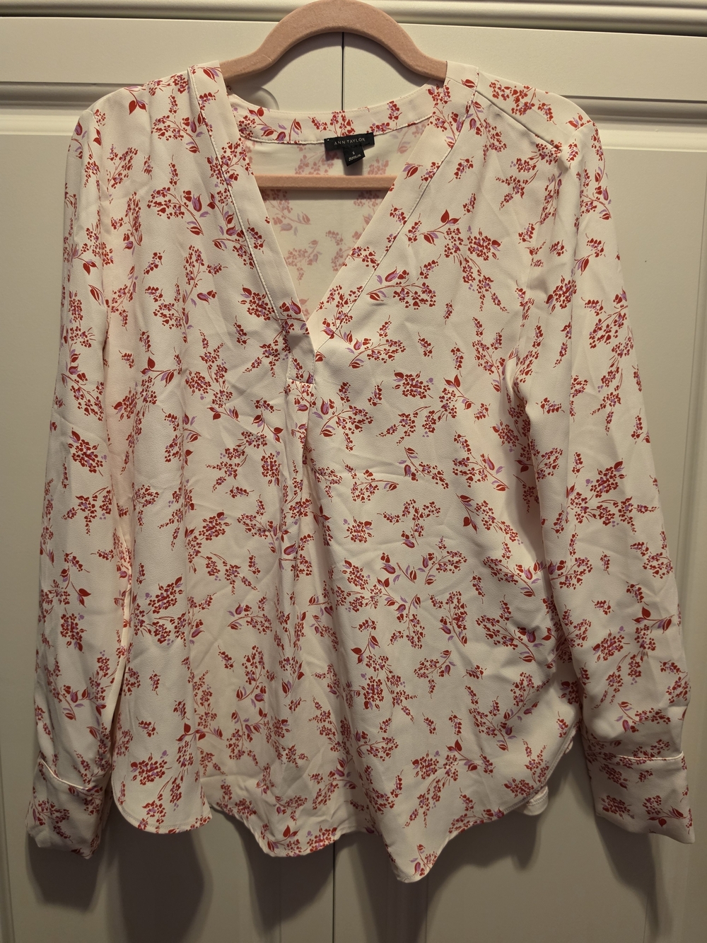 Ann Taylor Red Floral V-Neck Long-Sleeve Blouse